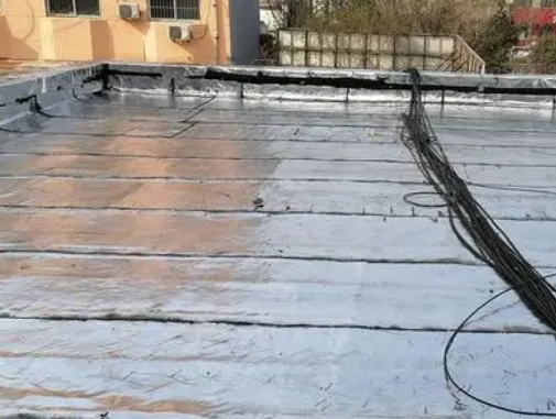 鹰手营卫生间漏水维修公司分享下鹰手营屋面楼顶防水刚性防水层施工要点。